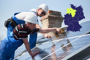 Monteure installieren PV-Module auf einem Dach in Niedersachsen