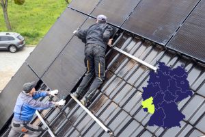 Zwei Installteure auf einem Schrägdach bei der Arbeit in Rheinland-Pfalz