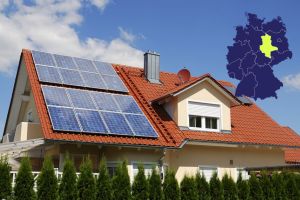 Haus mit Photovoltaik-Modulen in Sachsen-Anhalt