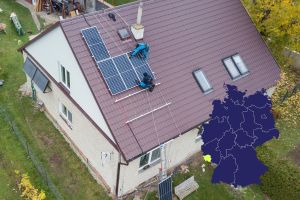 Photovoltaik-Monteure bei der Abreit afu einem Dach in Saarland
