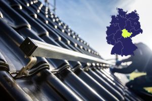 Ziegeldach mit einem Photovoltaik-Trägergerüst in Thüringen